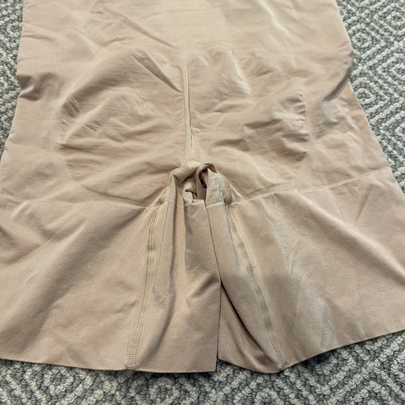 Spanx tank shorts compression. Probably size M/L or one size - Picture 7 of 7
